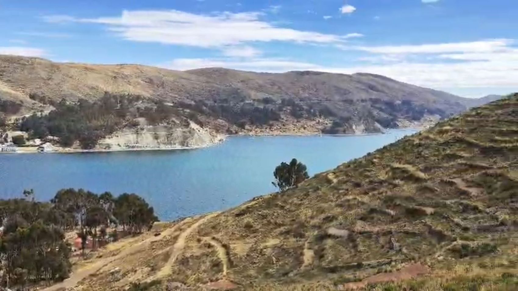 Colinas con terrazas de cultivo sobre el lago