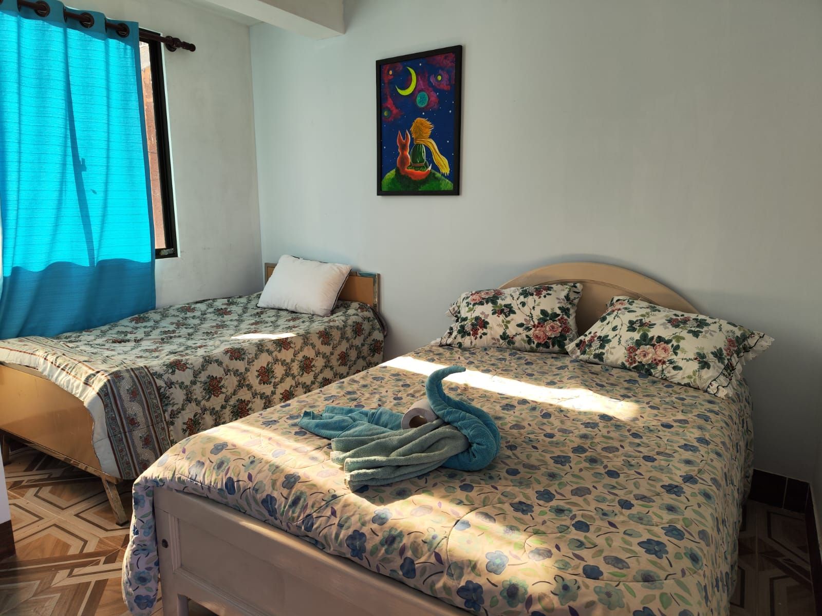 Habitación triple con cortinas turquesa