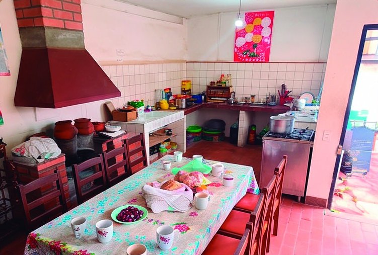 Cocina amplia con una mesa larga servida